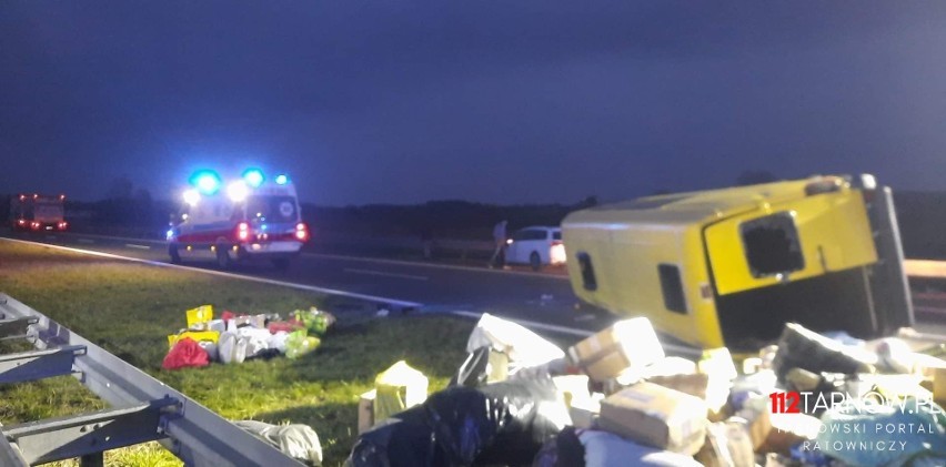 Tragiczny w skutkach wypadek busa na autostradzie A4 w Zaczarniu. 1 osoba nie żyje, trzy są ranne