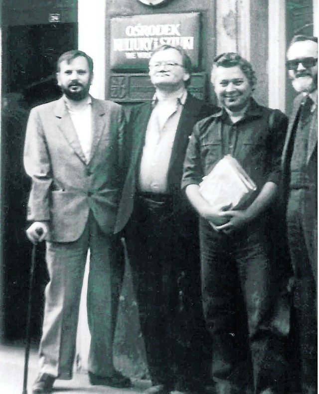Przed Klubem Związków Twórczych. Od lewej: Jerzy Pluta, Janusz Styczeń, Józef Łoziński (prozaik), Ernest Dyczek (prozaik)