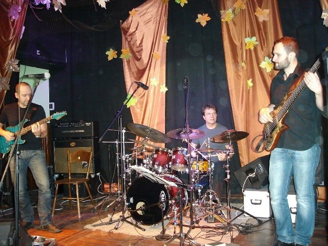 W skład zespołu wchodzi - gitarzysta Marek Napiórkowski, basista Robert Kubiszyn i perkusista Cezary Konrad.