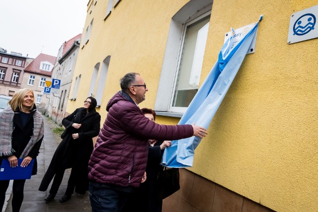 Na elewacji budynku, w którym mieści się siedziba bydgoskiego MONAR-u pojawiła się tablica fundatora remontu - klubu Rotary. Uroczyste odsłonięcie odbyło się w sobotę, 25 listopada. Następnie uczestnicy stanęli do zbiorowego zdjęcia, by później kontynuować spotkanie w siedzibie stowarzyszenia.więcej zdjęć na kolejnych planszach galerii ►►►zobacz pogodę na najbliższe dni (żródło TVN Meteo/X-news):