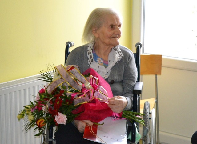 Stulatka Aniela Idec  otrzymała od wójta kwiaty i życzenia