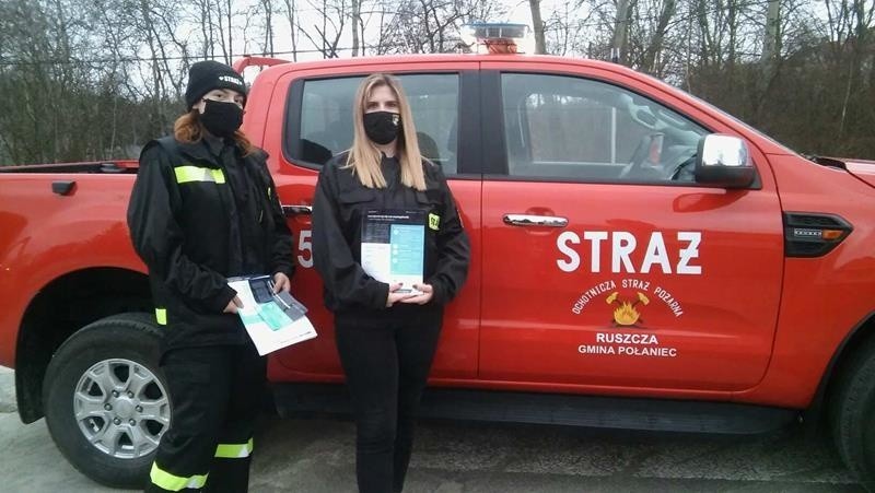 Strażacy z powiatu staszowskiego informowali o szczepieniach i rozdawali ulotki 