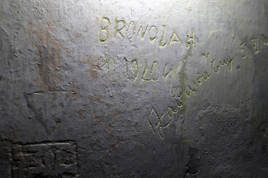 Napisy wyryte przez więźniów na ścianach cel, odkryte w...