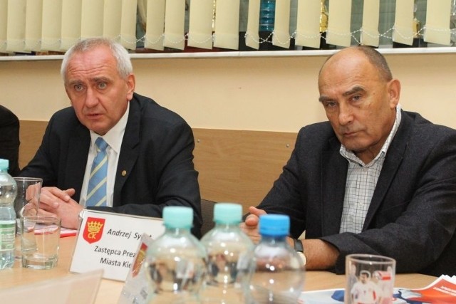 Prezes Świętokrzyskiego Związku Piłki Nożnej Mirosław Malinowski (z lewej) i wiceprezydent Kielc Andrzej Sygut podczas konferencji prasowej poświęconej Akademii Młodych Orłów.   