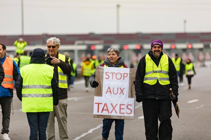 Francja: Protesty po podwyżkach cen paliw. Są ofiary