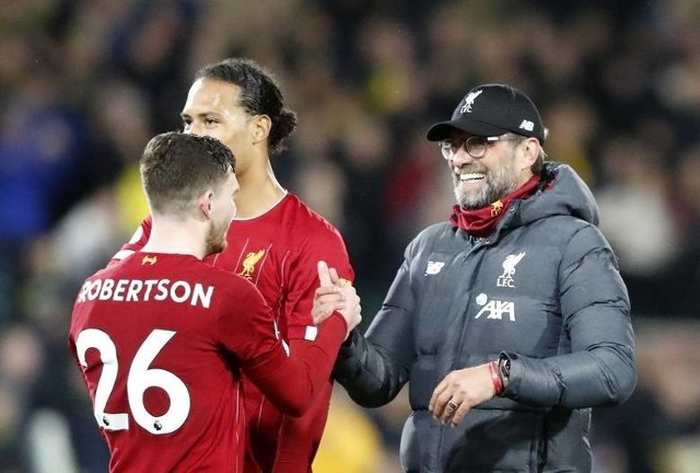 Andrew Robertson, Virgil van Dijk i ich koledzy oraz trener Juergen Klopp chcą po raz drugi z rzędu wygrać Ligę Mistrzów