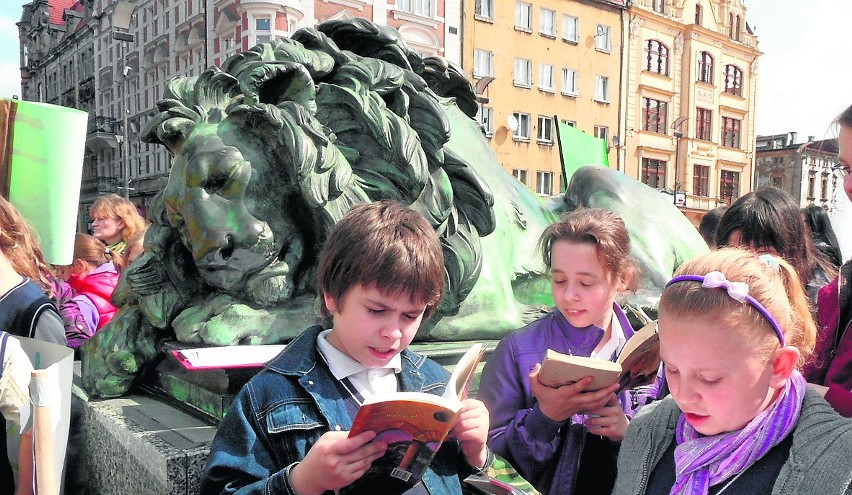 Śpiący lew w Bytomiu według projektu Theodora Kalidego....