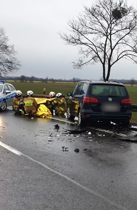 Wypadek w Skarbimierzu. Czteroletni chłopczyk zginął w wypadku samochodowym na obwodnicy Brzegu. Ranne zostały cztery osoby 