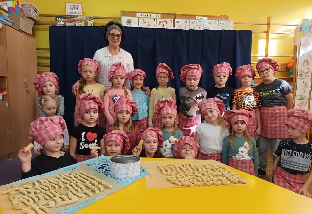 Wizyta babci Joli w Przedszkolu w Małogoszczu. "Sówki" wykonały z wyjątkowym gościem maślane ciasteczka.