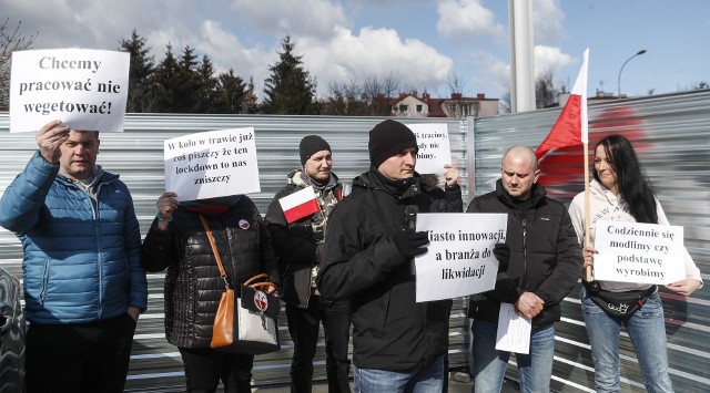 Taksówkarze z Rzeszowa są zdesperowani. dlatego protestują.