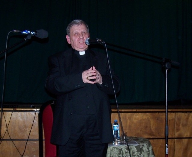 Biskup Jan Kopiec podczas wykładu w Oleśnie.