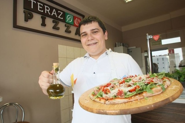 Mateusz Biegaj z kieleckiej pizzerii Teraz Pizza prezentuje jedną z najchętniej wybieranych kompozycji &#8211; z rukolą, szynką parmeńską, pomidorkami koktajlowymi i parmezanem.