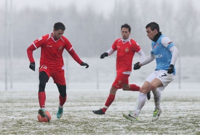 Przy piłce testowany w Widzewie Adrian Pietrowski