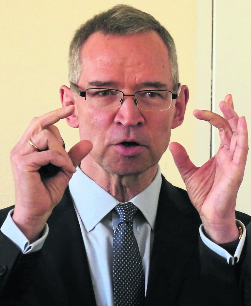 Prof. Krzysztof Reczuch: - Nakładamy dwa ramiona cewnika...