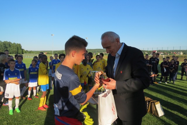 Prezes Świętokrzyskiego Związku Piłki Nożnej Mirosław Malinowski wręczył wyróżnienie dla najlepszego bramkarza turnieju w Mniowie Bartosza Ogłazy z Ostrowca Świętokrzyskiego.