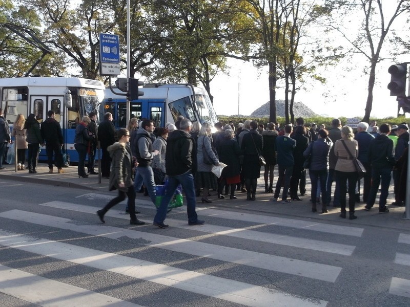 Wrocław: Tłoczno na cmentarzu Osobowickim, ale wiele osób wybrało dojazd komunikacją (ZDJĘCIA)