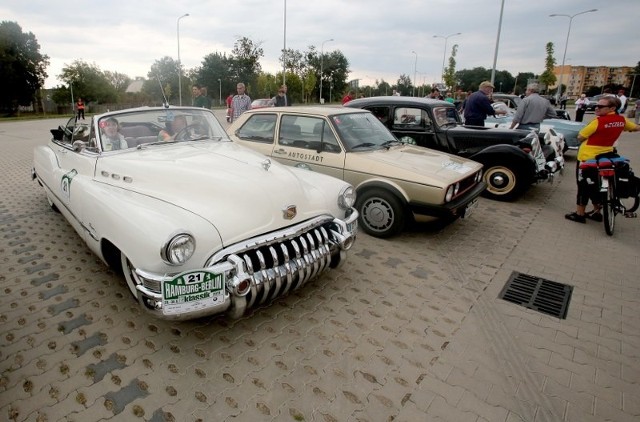 Amerykański buick super convertible z 1950 roku. Kabriolet ma 8 cylindrowy silnik o mocy 124 koni mechanicznych.