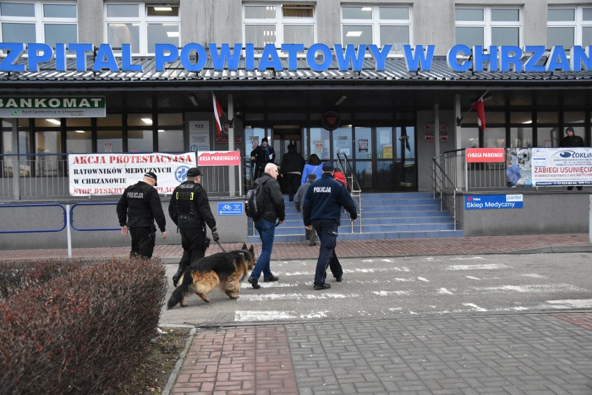 Chrzanów. Policjanci z psem szukali bomby. Pacjenci czekali przed szpitalem [ZDJĘCIA]