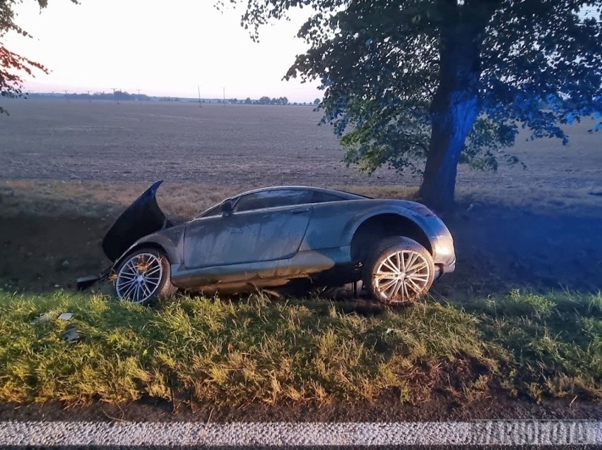 Wypadek w Trzebiszynie w powiecie kluczborskim. Pijany kierowca audi uderzył w drzewo. Z auta wypadł silnik. Trzy osoby są ranne