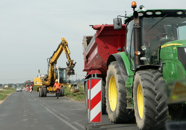 Trwa przebudowa drogi od Wąbrzeźna do Stolna. Są utrudnienia w ruchu, którym kieruje sygnalizacja świetlna.INFO Z POLSKI 31.08.2017 - przegląd najciekawszych informacji ostatnich dni w kraju