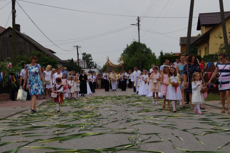 Boże Ciało 2019 w Piekoszowie. Przy dźwiękach orkiestry (ZDJĘCIA)