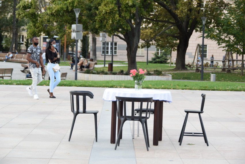 Tylko jeden stół dla rodziny z Morii. Happening Homo Faber na placu Litewskim w Lublinie. Zobacz zdjęcia