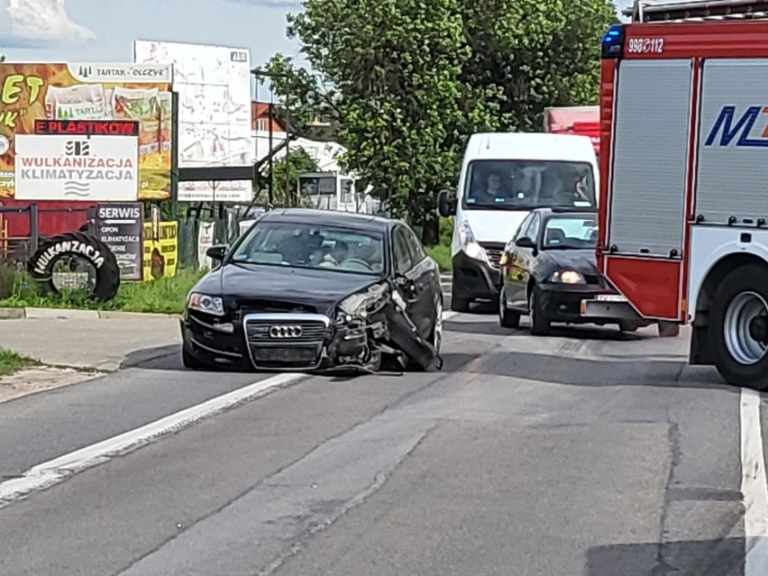 Wypadek w Kielcach. Na drodze krajowej numer 74 zderzyła się ciężarówka z samochodem osobowym