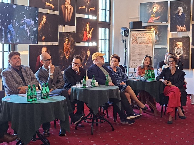 Konferencja dotyczyła  przeglądu PRZYSTANEK ŚLĄSK, plenerowego wystawienia spektaklu "Empuzjon" w reż. Roberta Talarczyka w ramach Nocy Teatrów GZM, a także planów repertuarowych Teatru Śląskiego w sezonie artystycznym 2023/2024.