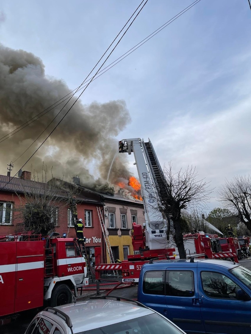 Potężny pożar kamienicy w Błaszkach! W akcji 27 zastępów strażackich. Aktualizacja FOTO