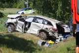 Wypadek we Wrocławiu na ul. Wińskiej. Za kółkiem pijany 16-latek. Auto roztrzaskało się na drzewie. Trzy osoby w szpitalu [ZDJĘCIA]