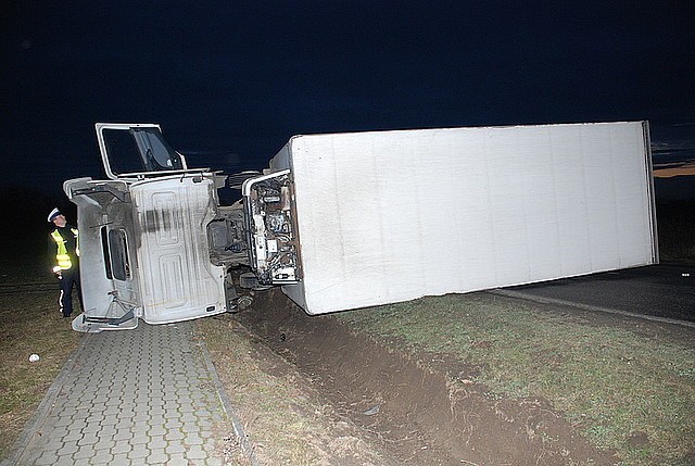 Wypadek w Woli Ocieckiej. Ciężarówka potrąciła rowerzystę [ZDJĘCIA]