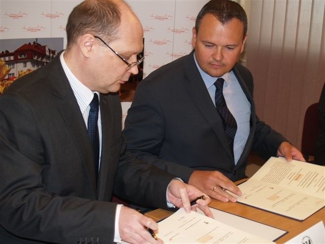 Umowę podpisali burmistrz Grzegorz Nowosielski i przedstawiciel rektora Robert Żak