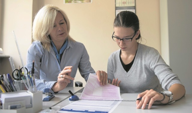 Asystentki podatnika pomagają osobom początkującym w zakładaniu działalności gospodarczej. Na zdjęciu asystentka Joanna Benzhour (z lewej) pomaga Marcie Kowalskiej