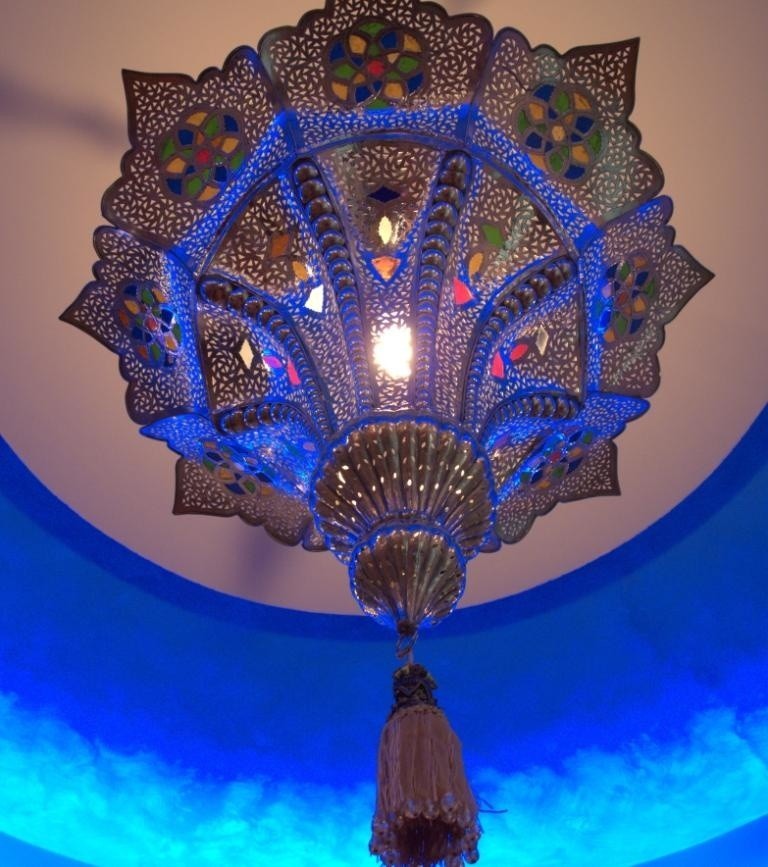 Taka oryginalna marokańska lampa powita gości przy wejściu...