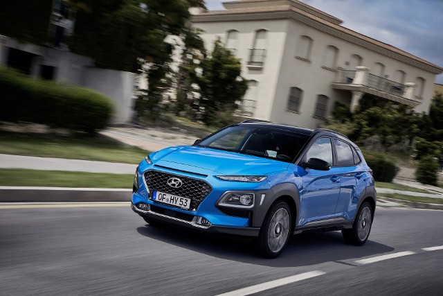 Hyundai KONA Hybrid Nowa KONA Hybrid dostępna będzie w trzech wersjach wyposażenie: Comfort, Style oraz Premium. Do wersji z napędem hybrydowym będzie można zamówić pakiety znane już z wersji spalinowych. Ceny modelu w wersjach bazowej odpowiednio Comfort, Style i Premium to 99 900 zł, 105 900 zł i 123 900 zł. Pełny cennik ze szczegółowymi listami wyposażenie zostanie opublikowany w sierpniu 2019.Fot. Hyundai