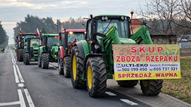 Kilkadziesiąt ciągników od rana blokuje przejazd między Sulejowem i Żarnowem. Protest potrwa do godz. 18. Policja zorganizowała objazdy przez DK12.