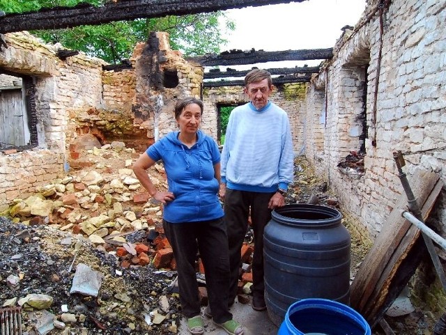 Marian i Genowefa Kantorowie nie mogą odbudować spalonego domu, ponieważ formalnie nie jest ich własnością. Wcześniej przepisali go synowi wraz z 22-arową działką.