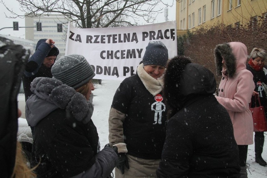 Pracownicy prokuratur protestują przed budynkami w Kielcach i regionie. Żądają podwyżek płac
