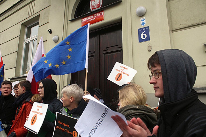 Strajk uczniowski pod lubelskim kuratorium oświaty w geście poparcia dla strajku nauczycieli (ZDJĘCIA)