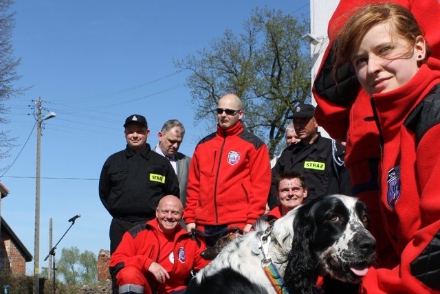 Młodzi ratownicy mają do pomocy pięć psów, które obecnie przechodzą szkolenia.