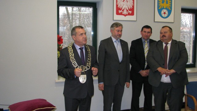 Na następnej sesji rady powiatu w Tarnowskich Górach, ma być głosowany wniosek o odwołanie starosty Józefa Burdziaka (pierwszy z lewej)