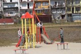Mieszkańcy Staszowa korzystali ze słonecznej pogody na spacerze w Parku Miejskim imienia Górników Siarkowych (ZDJĘCIA)