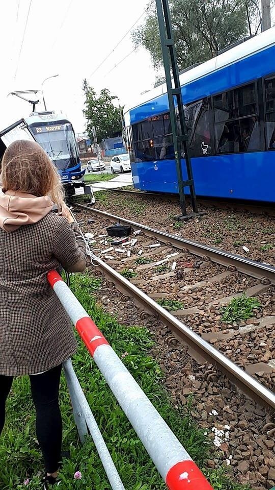 Kraków. Zderzenie samochodu dostawczego z tramwajem, ranny motorniczy [ZDJĘCIA]