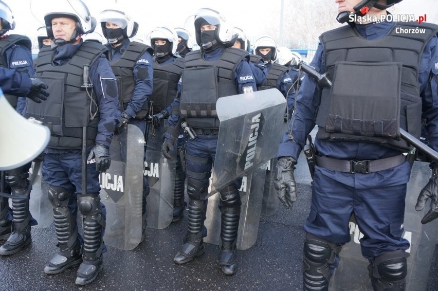 Ćwiczenia policjantów na stadionie "Niebieskich"