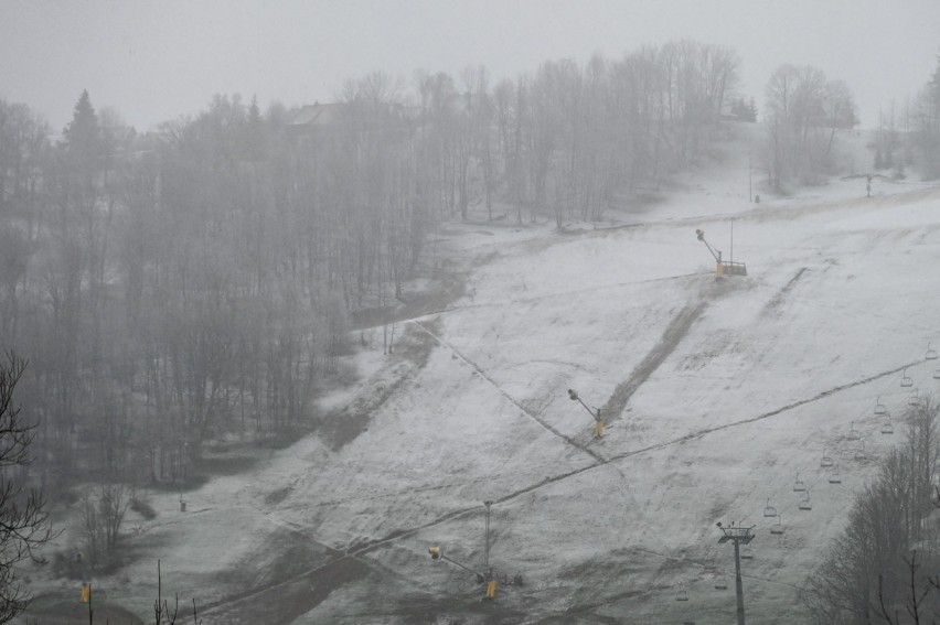 W Zakopanem zaczął padać... śnieg. Radykalna zmiana pogody. Zobaczcie zdjęcia!
