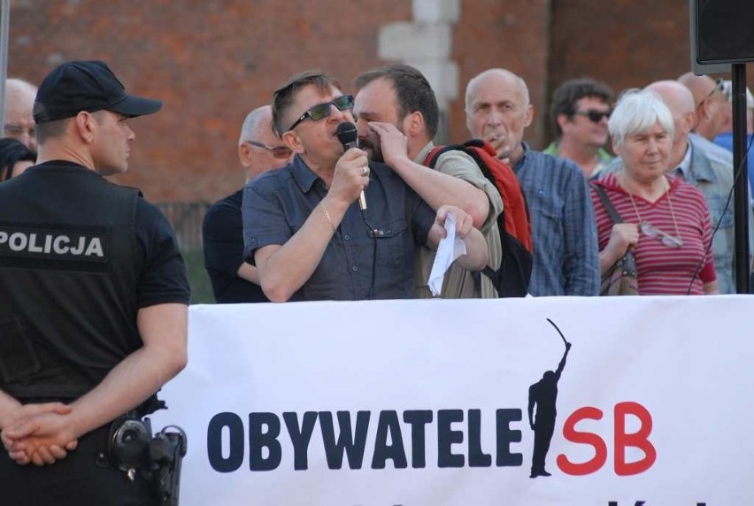 Jarosława Kaczyńskiego w drodze na Wawel przywitały cztery demonstracje i białe róże [WIDEO]