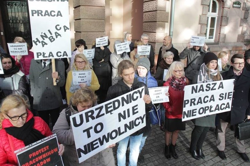 Pikietę poparcia dla protestujących pracowników sadowych...