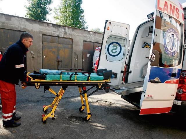67-letniego mieszkańca Żyrakowa najpierw zgubili ratownicy medyczni z Dębicy, a później - kiedy błąkał się po obcym mieście - nie chcieli go zabrać do szpitala ratownicy i policjanci z Mielca