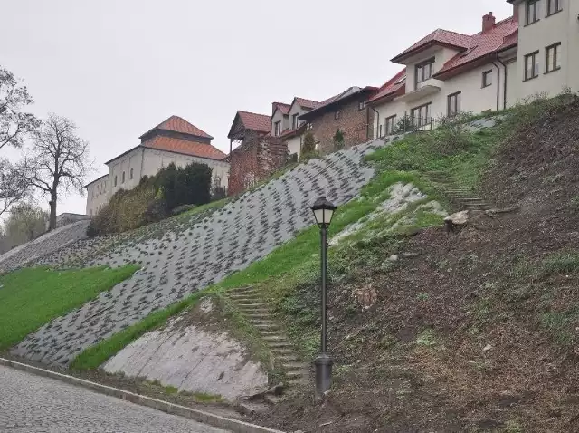 Mocno zniszczone schodki nie dodają urody odnowionej skarpie.