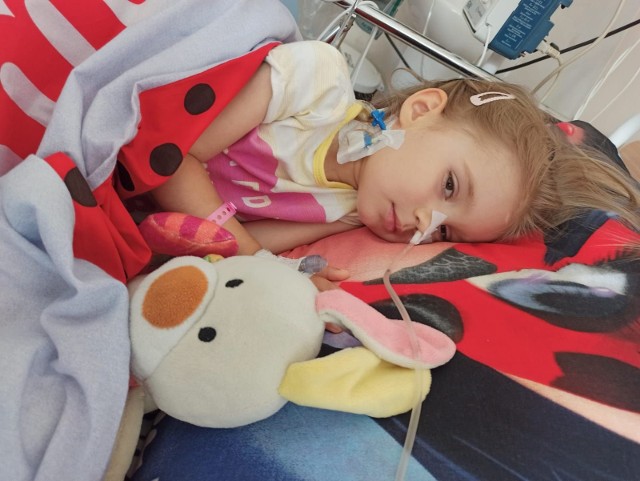 Trzyletnia Maja z Połczyna-Zdroju walczy o życie z podstępnym nowotworem. Może ja uratować terapia, która kosztuje milion złotych.
